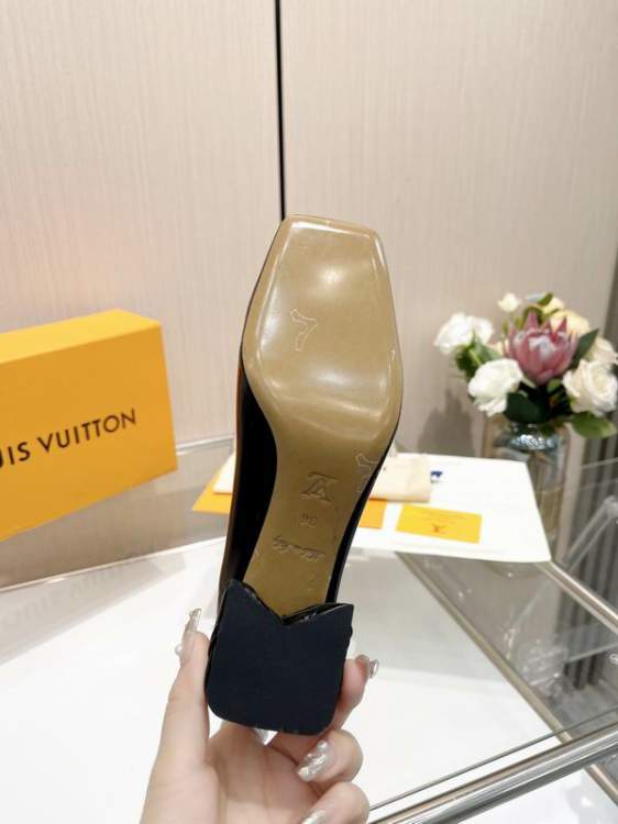 Picture of Louis Vuitton Shoes _SKULVsz35-41513577.5cmmnf0358